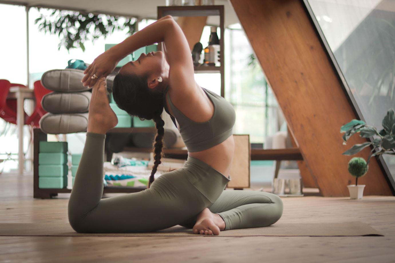 beneficios de practicar yoga en casa durante la cuarentena