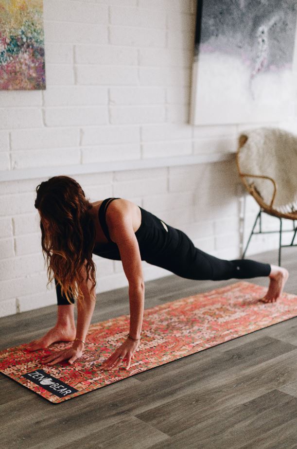 beneficios de practicar yoga en casa durante la cuarentena