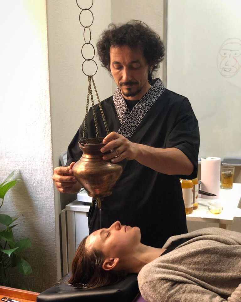tecnicas complementarias masaje abhyanga shirodhara